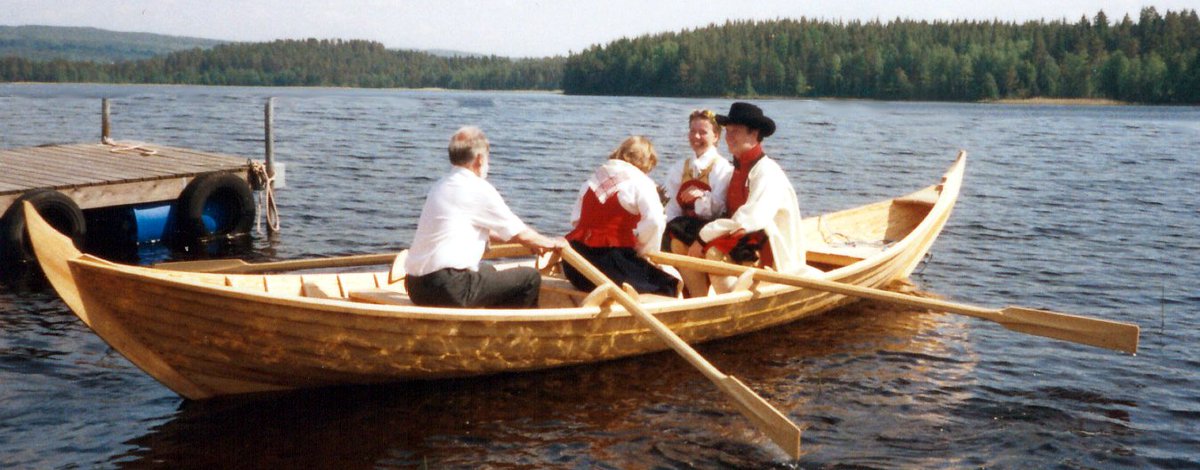 Ore_Hf's tweet photo. #Båtsöndag 7juli.
Möt Hembygdsföreningens #kyrkbåt vid prästgårdsbryggan kl1045
Seth Olofsson spelar.#Sockenfanan firar 70 år. Nya sockenfanan invigs.
#Kyrkkaffe i Sockenstugan. Göran #Hedin och Roland #Eriksson visar bilder, filmer och berättar om tidigare båtsöndagar. Välkomna! https://t.co/UaRWlJrYsJ