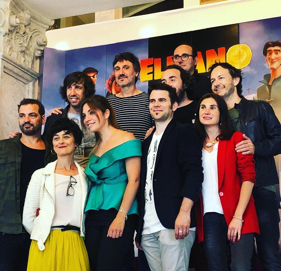 😍 Zelako taldea!! 🙌🏼 <a href="/dibulitoon/">Dibulitoon</a> + <a href="/laorejadevgogh/">La Oreja de Van Gogh</a> 🙌🏼 🌎 ELKANO, LEHEN MUNDU BIRA filmaren AURREESTREINALDIA ospatu genuen atzo Donostian! 💙🙌🏼 ESKERRIK ASKO DENOI!⚡️🎞⚡️ Abentura zoragarri hau zuekin partekatzeko irrikan gaude!! 🏝💦 Uztailak 5 zinematan! ✨🌊