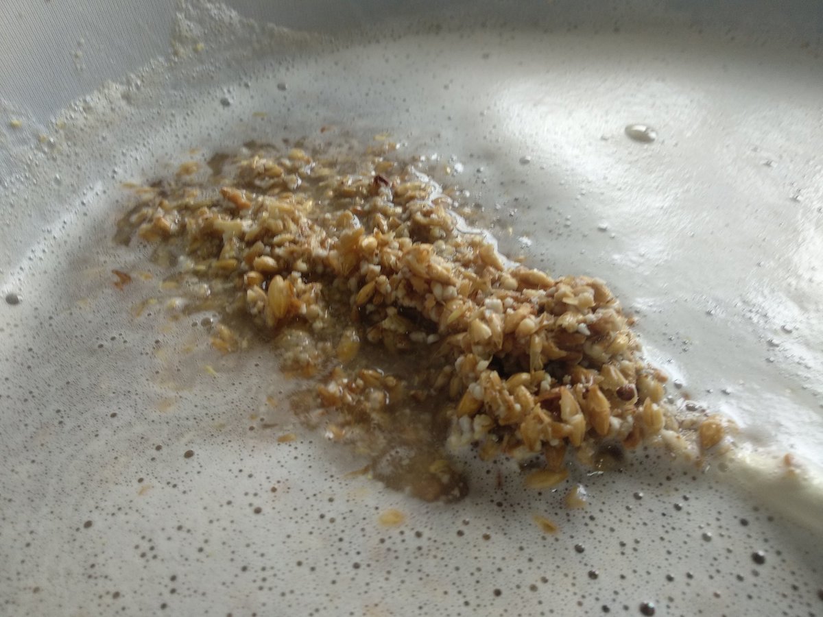 BigJuande's tweet photo. Macerado de la misma #PaleAle de hace unas semanas con alguna variación en la receta.
#DiadelaCerveza #homebrew  #CraftBeer #Cerveza #Beer https://t.co/3EHpUnPSv8
