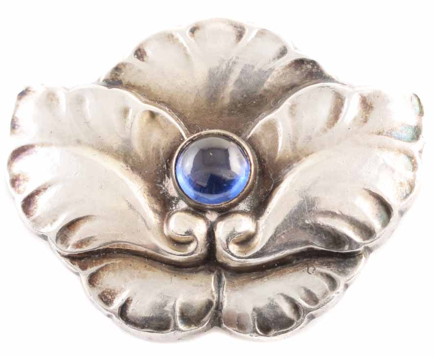 Wilson55Auction's tweet photo. Viewing for our Fine Art Sale starts today 2-4pm, included in the sale is a fantastic collection of Georg Jensen jewellery https://t.co/J42cny8ODz including this leaf and berry silver brooch #nantwich #auctions #cheshire #georgjensen #fineart #jewellery #auctionviewing https://t.co/CYIIPqiUjZ