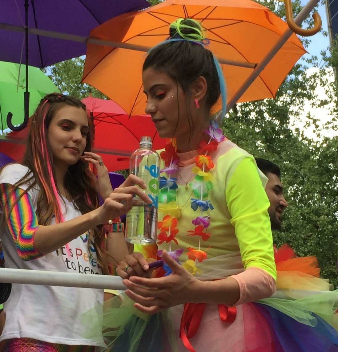 They have my name on their water bottle👏🏽👏🏽👏🏽👏🏽 MY NAME IS ON THE FUCKIN WATER BOTTLE PEOPLE !!!  THEY TOOK ME WITH THEM To #pride 🙏🏾🙌🏾🙌🏾 oh I love them so Frickin much❤❤ God I wish I was on that bus🙏🏾🙏🏾 #PrideMexico #JuliantinaEnPrideCDMX #Juliantina #BARBARENA