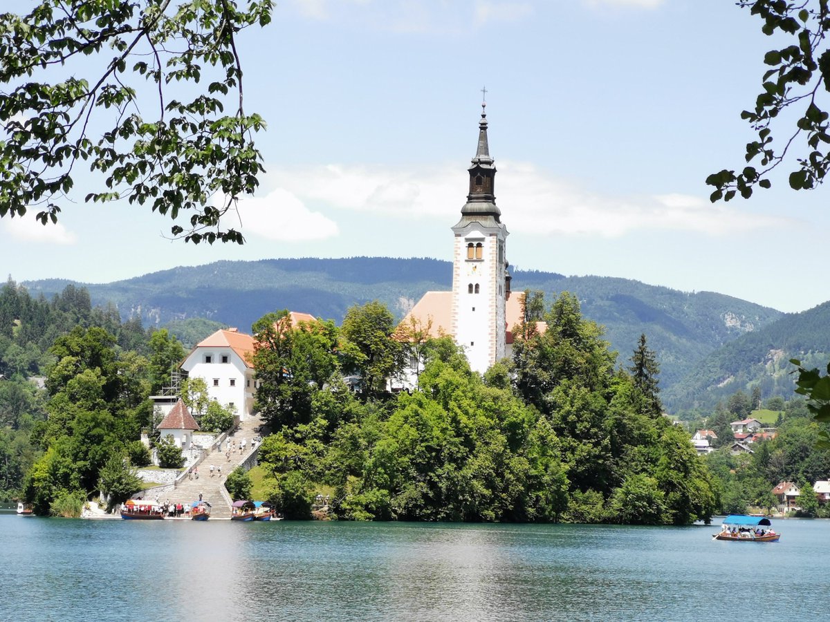 travel_slovenia's tweet photo. LAKE BLED, Slovenia - one of the most photographed places in #Slovenia. In reality, it is just as #beautiful as it appears in photos. #Travel #naturelovers #nature #landscapephotography #lakebled #bled #ifeelslovenia https://t.co/sr2MHDe0NW