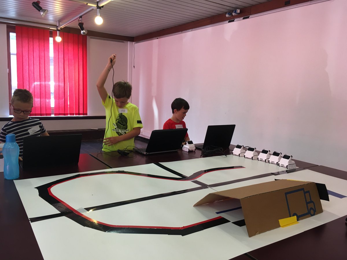 CoderDojoBe's tweet image. Super programme pour la 2ème édition du Dojo Gembloux ce matin : Activité déconnectée, Robot CodeyRocky et Scratch Flappy Bird 💻💯🤖 un Max de Fun ! #CodingisCool #WallCode