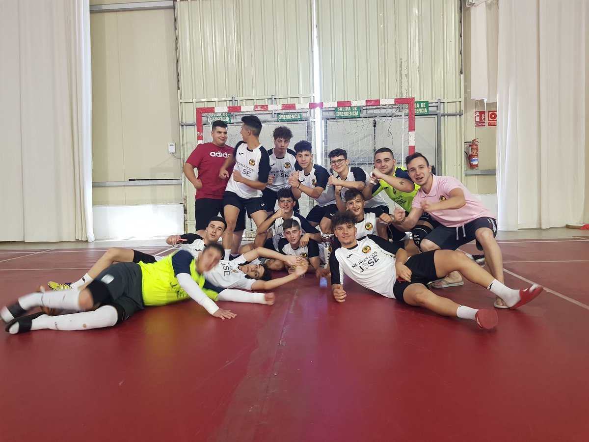 NeumaticosJose_'s tweet photo. SOMOS CAAAAMPEONES DE NUEVO DE LA @Fut_Sal_Cup 
🏆Neumaticos Jose 1-0 Squadra mouscron
⚽️Lagarto
La copa se viene a Moral de nuevo!!! https://t.co/0rwqgm3VSB