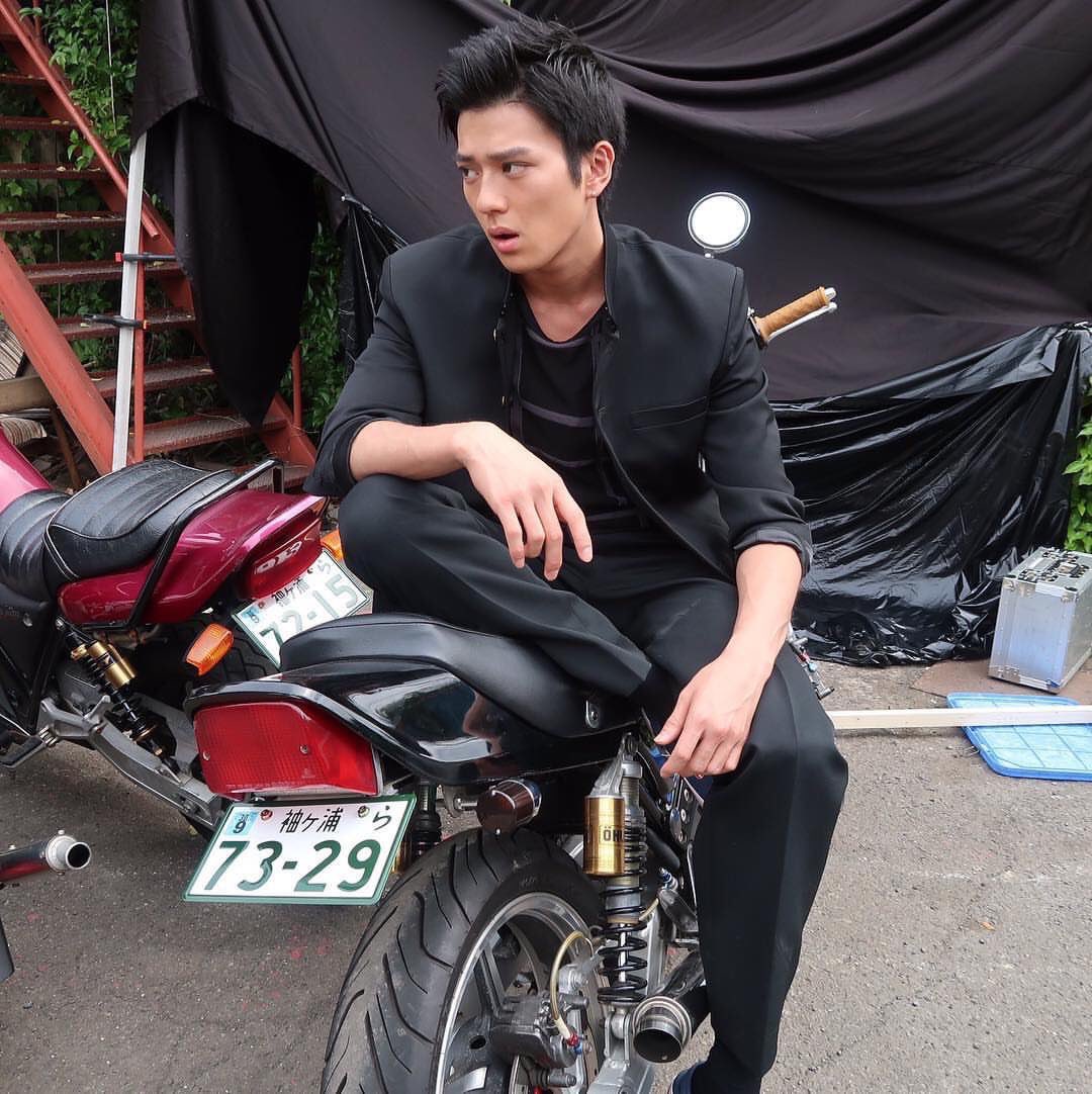 え！？まっけん制服で撮影してたの！？！？ え、ちょちょちょ詳しく