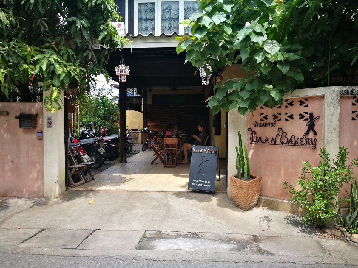 Yesterd74314342's tweet photo. ชอบเบเกอรี่ร้านนี้ วันนี้หยิบ 4ชิ้น ทั้งหมด 100บาท ราคาย่อมเยาว์มีกาแฟชาโกโก้ อาหารเช้าเป็นพวกแซนวิช จะมีใบให้เลือกวัตถุดิบเช่น ชนิดขนมปัง และให้เลือกว่าจะใส่อะไรบ้าง เช่น ทูน่า ชีส แฮม ลูกค้าฝรั่ง ญี่ปุ่นเยอะ  แต่ไม่มีที่จอดนะ @aroii #อร่อยไปแดก #เชียงใหม่ #breakfast #chiangmai https://t.co/BnT05eTJVo
