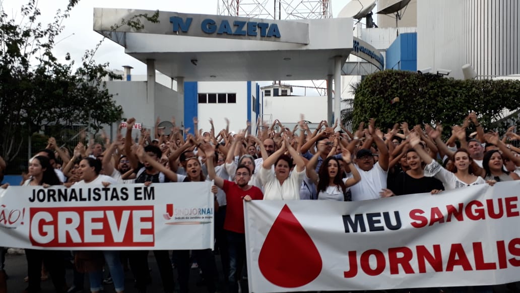 LenildaLuna's tweet photo. Estudantes de jornalismo, entendam que esses profissionais estão lutando por vocês. Fortaleçam esse movimento pela dignidade da nossa profissão #6DiasSemElas https://t.co/i5GoeTn2yP