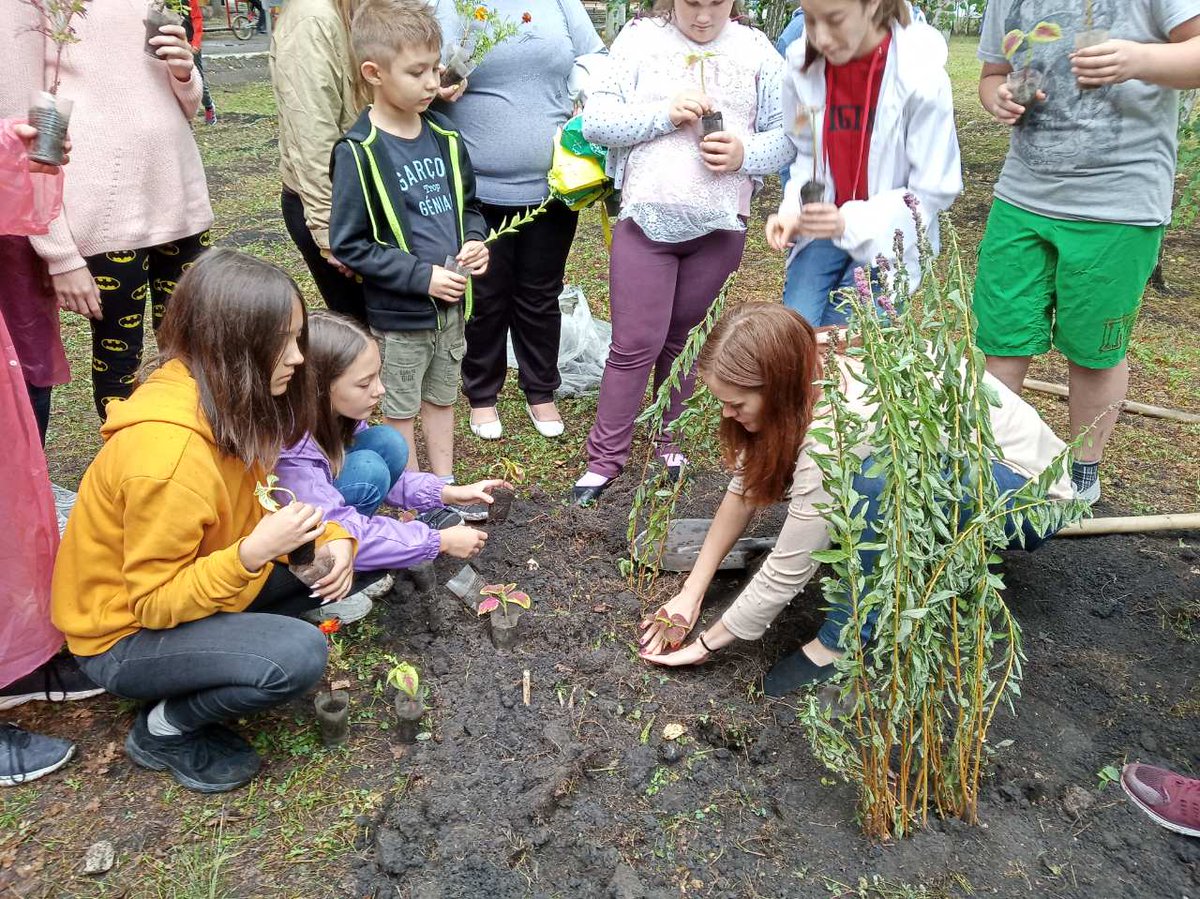 В Центре "Союз"  участники смены "Эко-страна" посадили молодые деревья. <a href="/depsamobr63/">Департамент образования Администрации г.о. Самара</a>