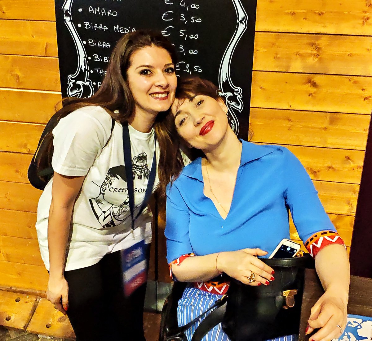 #Cultura: Live da Piazza San Lorenzo a #Viterbo con #ChiaraFrancini, attrice pazzesca, e "Un anno felice" è il suo nuovo libro al femminile 🥰🌺📖
#CaffeinaFestival2019 #IoStoConDonChisciotte <a href="/CaffeinaCultura/">Caffeina</a>