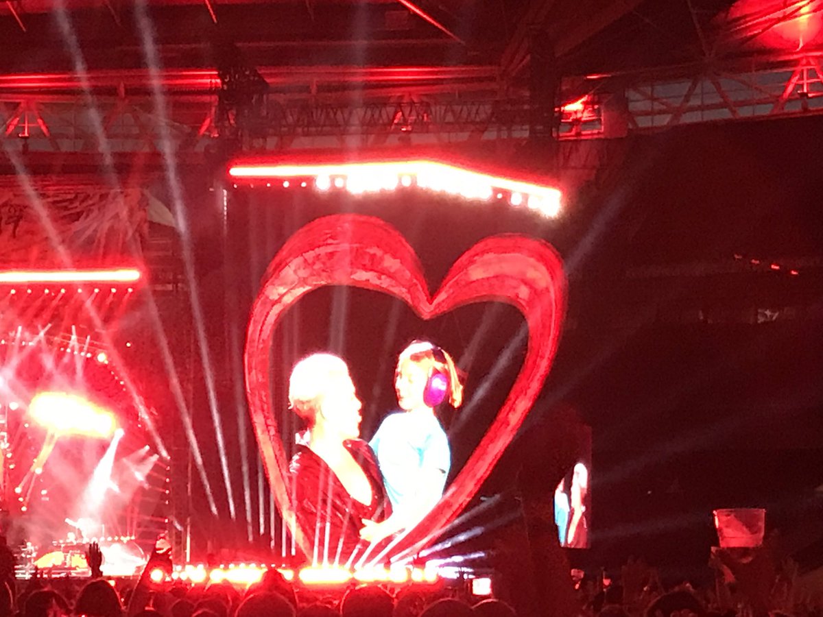 lovelyness1980's tweet photo. OMG @Pink that was the most amazing concert I have ever seen. How you sang and performed in that heat I do not know, but thank you! I have so much respect and admiration for you for doing so! Totally amazing, still on a high #pinkwembley https://t.co/tpvGgMp922