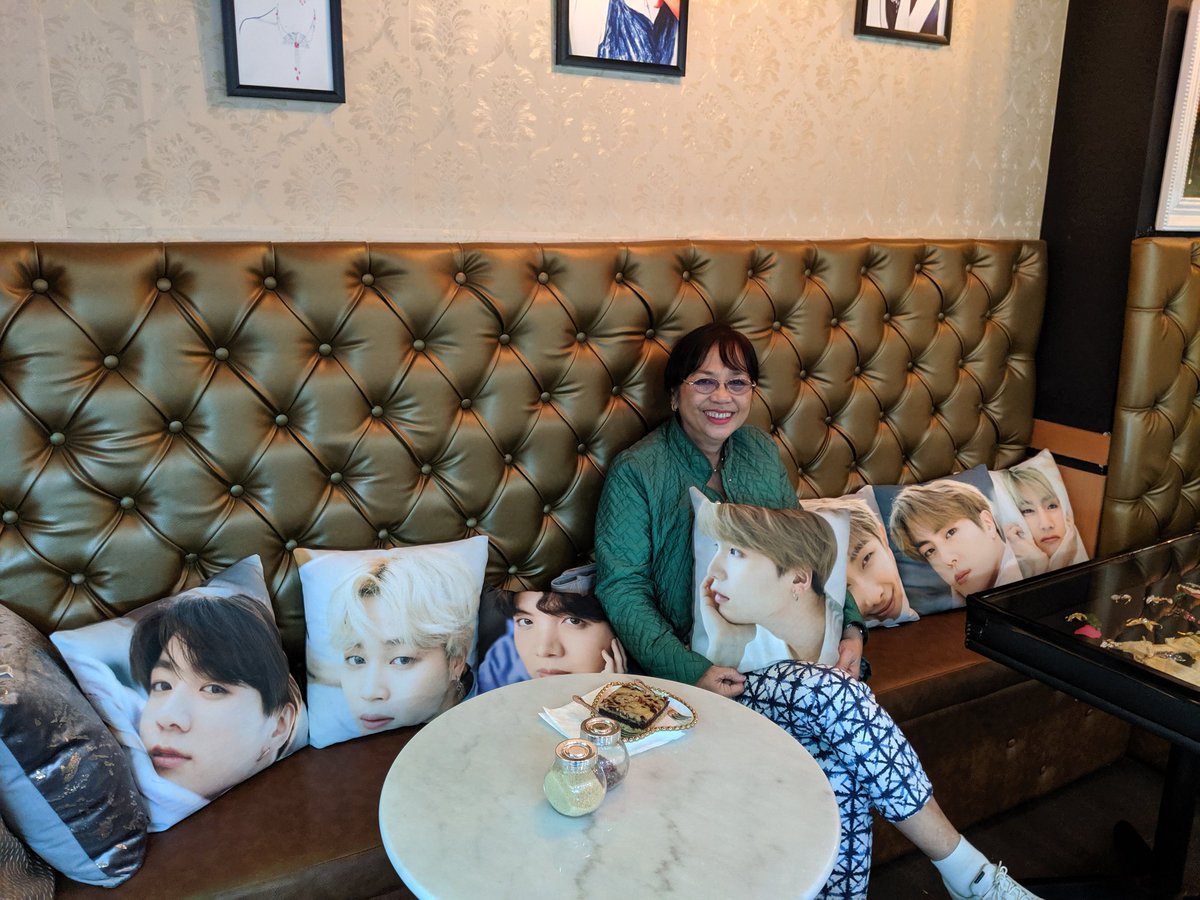 Last day @ChanGe_Cafe for #FIRSTLOVE_AU

Thank you @gowithyeontan for this event. Mum enjoyed her Jin coffee. And she loves all the pillows specially SUGA (her bias!🥰)...

🤟💜

#BTS6thAnniversary 
#BTS 
#BTSARMY 
#6thyearwithourhomebts