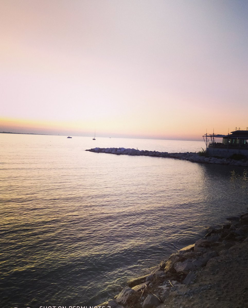 chicablondie's tweet photo. #Rimini https://t.co/DQQgIMK4dv