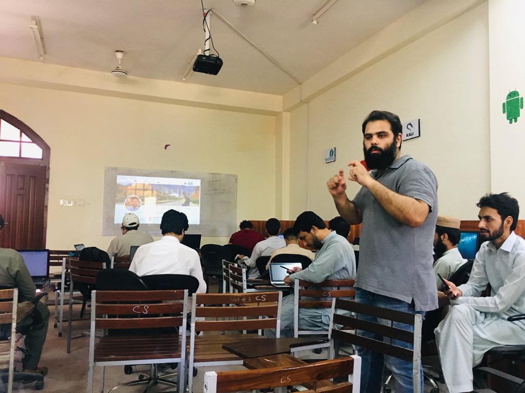 AmjadKhan7979's tweet photo. Day 3rd all about Twitter #DigitalMarketing with trainer @faaizahmad arranged by #Kpyep https://t.co/hIVA3fM6fS