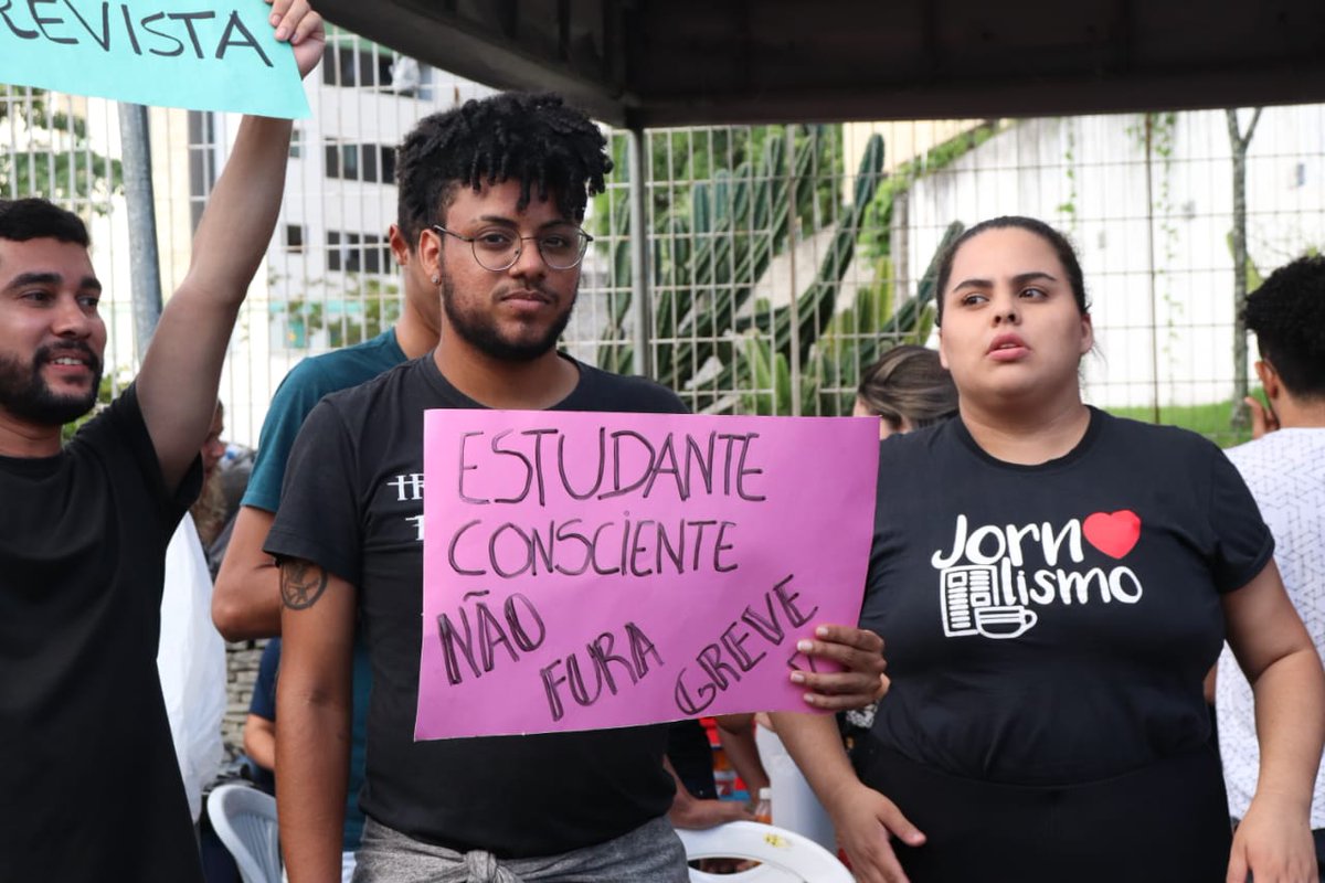 LenildaLuna's tweet photo. E esses estudantes lindos! Lutar é uma lição imprescindível!!! #6DiasSemElas https://t.co/dBgSYlfMZi