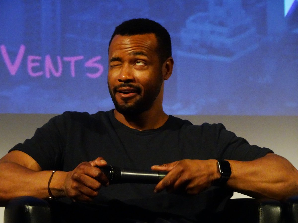 rostercon_live's tweet image. #THOS3 - Panel @JadeHassoune / @isaiahmustafa #Shadowhunters