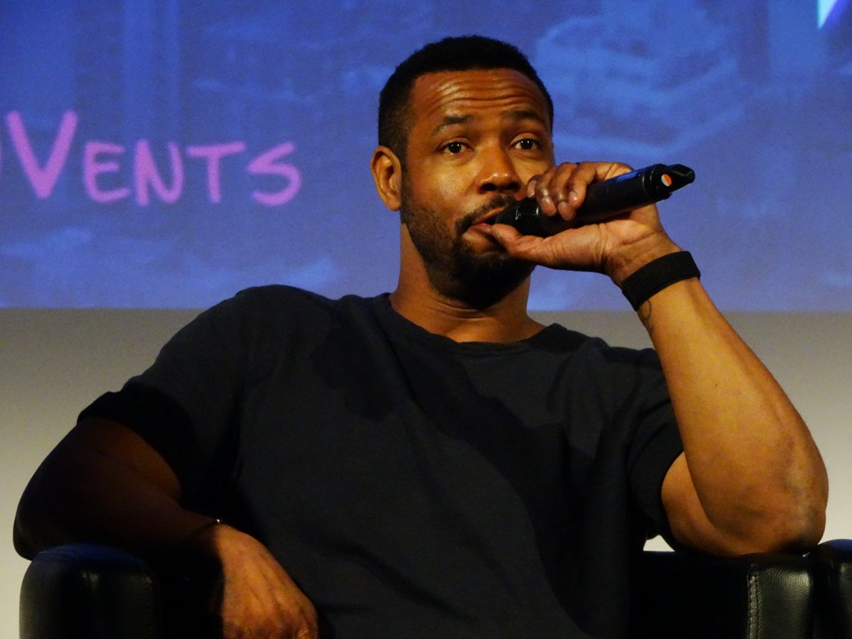 rostercon_live's tweet image. #THOS3 - Panel @JadeHassoune / @isaiahmustafa #Shadowhunters