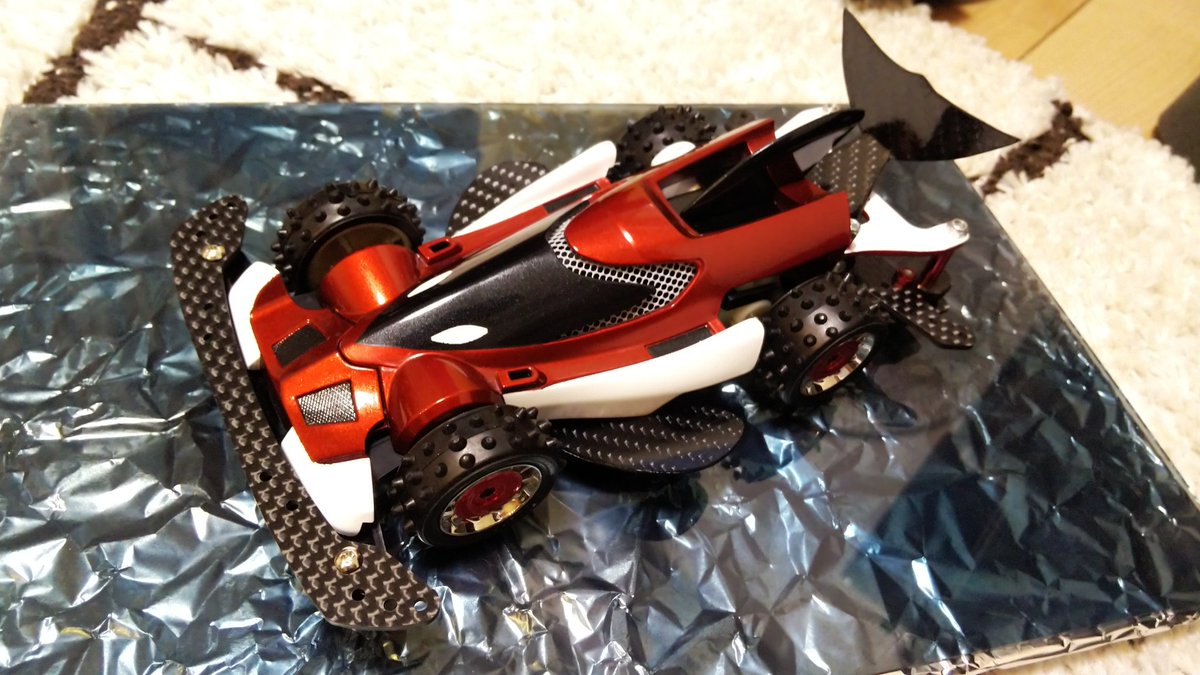 こじこじ 海面展示ベース製作過程 今回はプラ板3枚 Aで作りました 白プラ板とスモーク フロストブルーで塗装した透明プラ板 でアルミホイルを挟む 少し隙間を開けて タイヤ設置部をくり抜いた透明プラ板設置 深みアップ くり抜いたプラバンを