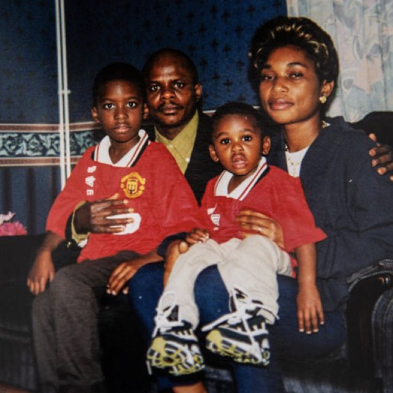 talkSPORT's tweet photo. 📅 2000:
Aaron Wan-Bissaka has a family photo wearing a shirt from his club Man United.

📅 2019:
Aaron Wan-Bissaka has a family photo after signing for Man United for £50m.

Dreams do come true 👏👏 https://t.co/DyAd5Dww7o