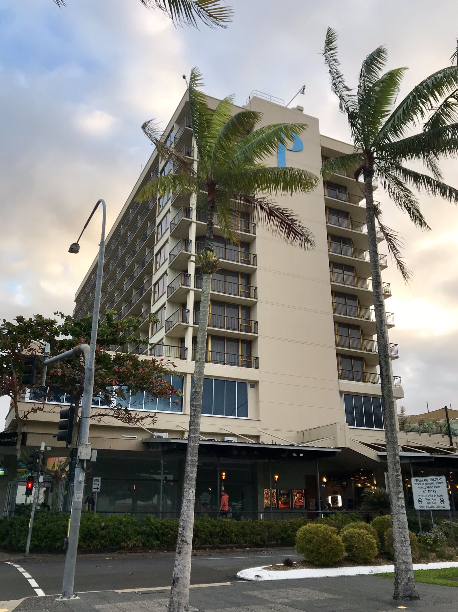 ロプロス ケアンズ旅行5泊目のホテルは パシフィックホテル ケアンズ でした どこに行くにも便利なロケーションに立つ中級ホテル 部屋はやや古さを感じるもののかなりの広さ 賑やかな通りに面した低層階の部屋だったので ちょっと落ち着かなかったかな