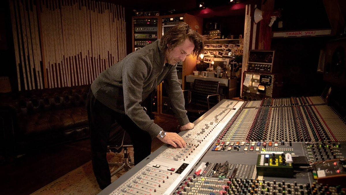 myquickstudio's tweet photo. Comment mixent les pros?Tom Elmhirst explique comment il a rélalisé l'album de David Bowie "Lazarus https://t.co/PXO0cBCxFw #enregistrement #mix #studio #myquickstudio https://t.co/5y7W1ZbJ0p