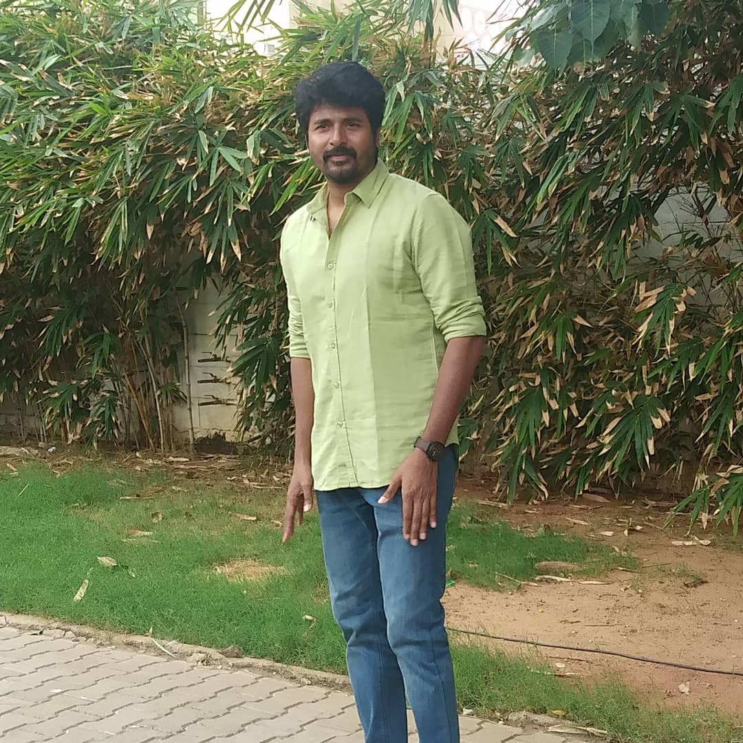 Online_Skfc_TN_'s tweet photo. Our #Prince @Siva_Kartikeyan Anna's Recent Click 😊👌 #NNORSuccessMeet 🎊🕺
#NenjamunduNermaiyunduOduRaja
#NNORVetriVizha #SuperHitNNOR
@SKProdOffl @Siva_Kartikeyan @KalaiArasu_ @karthikvenu10 @rio_raj @KanchwalaShirin @RjVigneshkanth @DoneChannel1 @SonyMusicSouth https://t.co/gWchzzAMfe