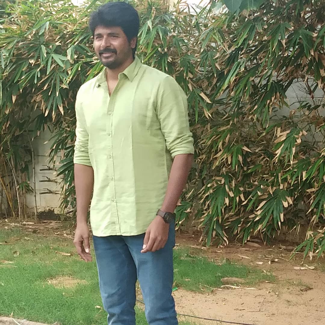 Online_Skfc_TN_'s tweet photo. Our #Prince @Siva_Kartikeyan Anna's Recent Click 😊👌 #NNORSuccessMeet 🎊🕺
#NenjamunduNermaiyunduOduRaja
#NNORVetriVizha #SuperHitNNOR
@SKProdOffl @Siva_Kartikeyan @KalaiArasu_ @karthikvenu10 @rio_raj @KanchwalaShirin @RjVigneshkanth @DoneChannel1 @SonyMusicSouth https://t.co/gWchzzAMfe