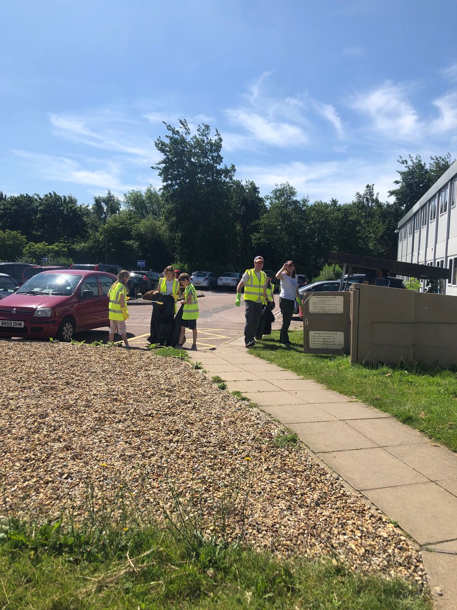 annanhills's tweet photo. #familyhills & #familyflynn part of the #pagetfamily litter picking on @JamesPagetNHS site this morning 👍🏻 #proudofthepaget #caringforenvironment https://t.co/LRJH9lkrPg