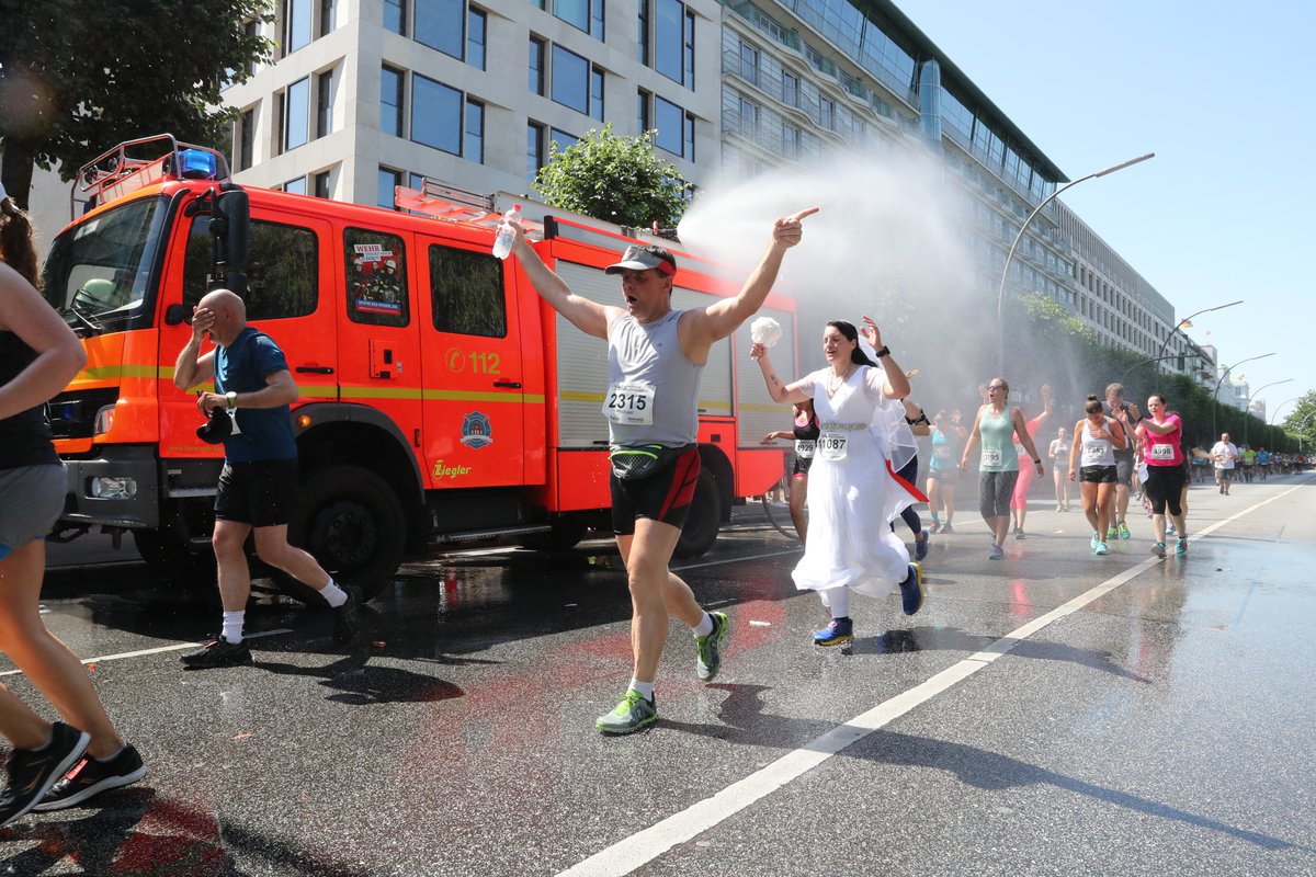 Thomas_BILDde's tweet image. AKTUELL 
#Hamburg – 33 Grad! Die @FeuerwehrHH sorgt bei den rund 12.000 Läufern beim #HellaHalbmarathon für große Freunde, duscht sie in der Straße An der Alster aus dem Löschschlauch ab! #FeuerwehrDusche #StGeorg #FFNiendorf