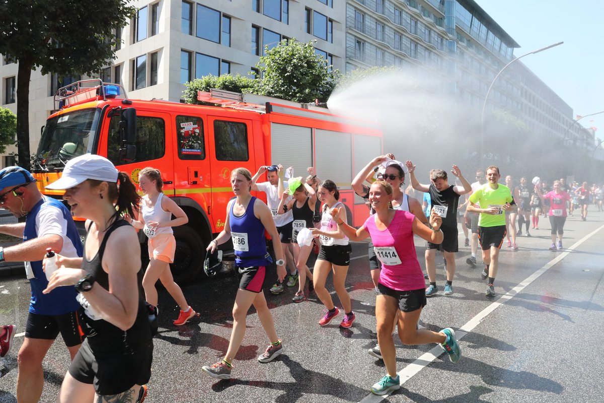 Thomas_BILDde's tweet image. AKTUELL 
#Hamburg – 33 Grad! Die @FeuerwehrHH sorgt bei den rund 12.000 Läufern beim #HellaHalbmarathon für große Freunde, duscht sie in der Straße An der Alster aus dem Löschschlauch ab! #FeuerwehrDusche #StGeorg #FFNiendorf