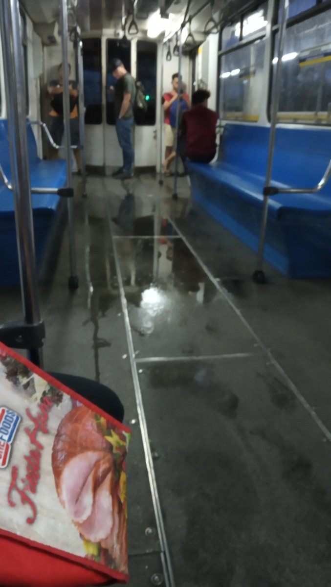 worlack's tweet image. Umuulan sa loob ng EDSA MRT #mrt #raininginside #cnnph #abscbnnews #gmanews