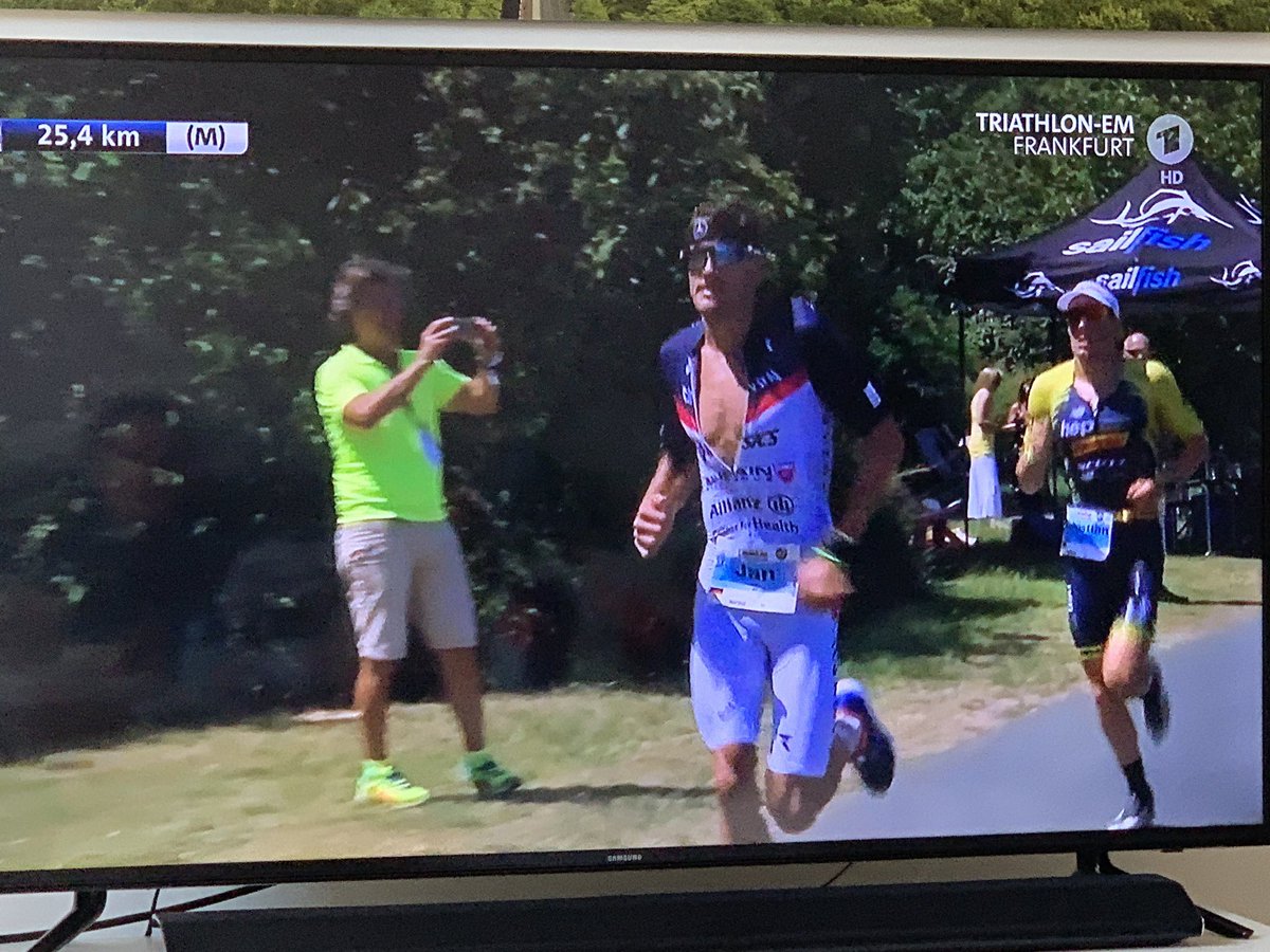 Nach dem Entfernen einer riesigen Glasscherbe aus dem Fuß noch kurz nen 42 KM-Marathon laufen. 

Und ich sterbe, wenn ich mir den Zeh am Tischbein stoße ^^

#IronmanFrankfurt