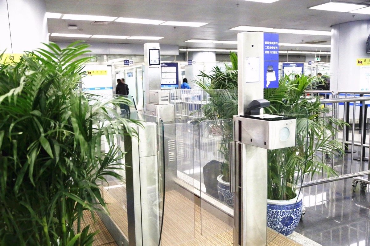 CGTNOfficial's tweet photo. Here are the futuristic technologies in the new Beijing airport #PKX #BJNewAirport https://t.co/59pDoFOYsr https://t.co/bw0RyNoF3s