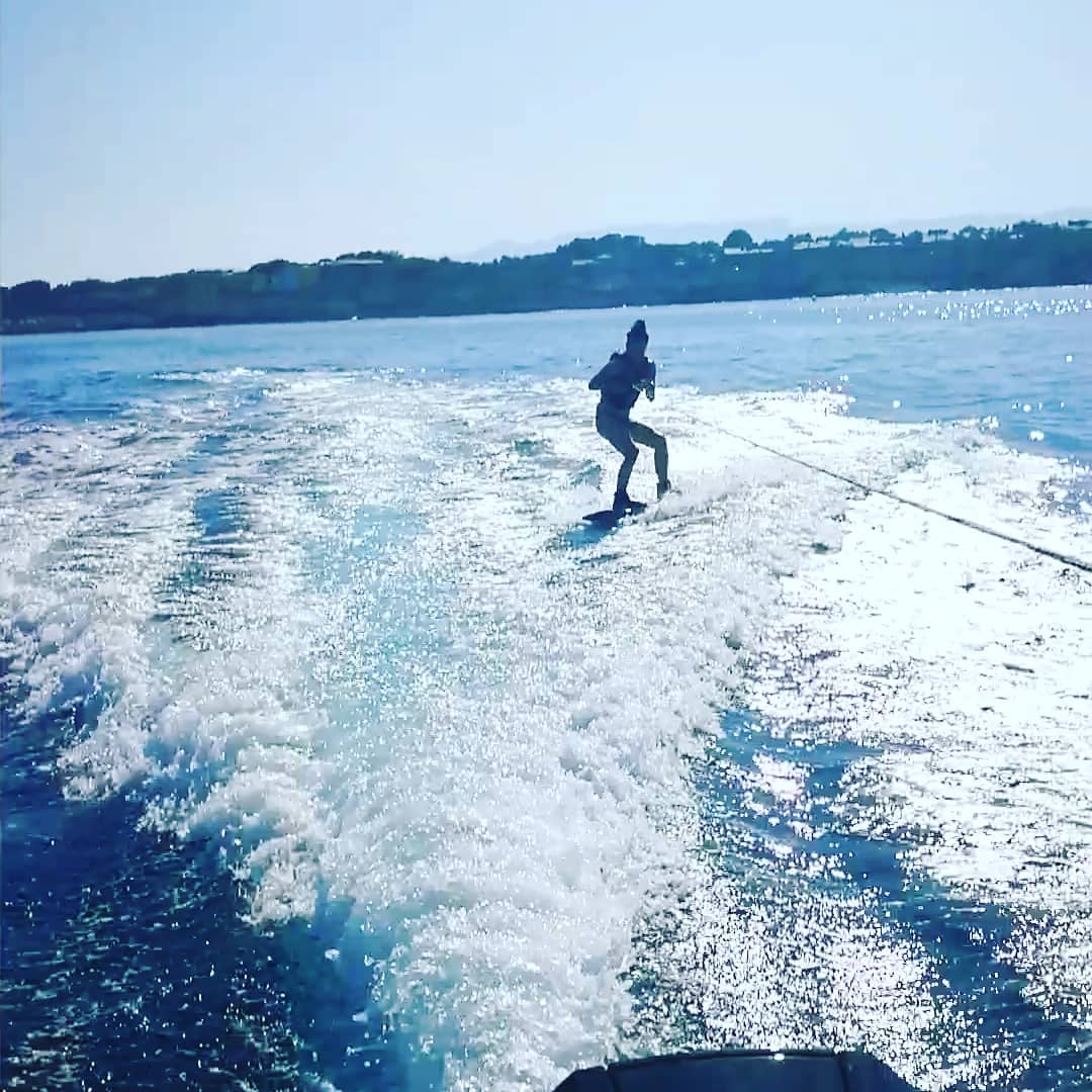RuthSV_'s tweet photo. Dia perfecto👌 con https://t.co/GfLRYrnoTS Wakeboard🏄🌊, donut 🍩, snorkel🐟🐠, comida  inmejorable 🥘🍻 y mil risas 🙃. Se adaptan al 100% al plan nautico que mas te apetezca. Nosotros hemos disfrutado como crios 💃💃 Gracias al capitan por ese dia tan 🏝️🔝 #arcadiafishing.cat https://t.co/OUkOPbmrKR