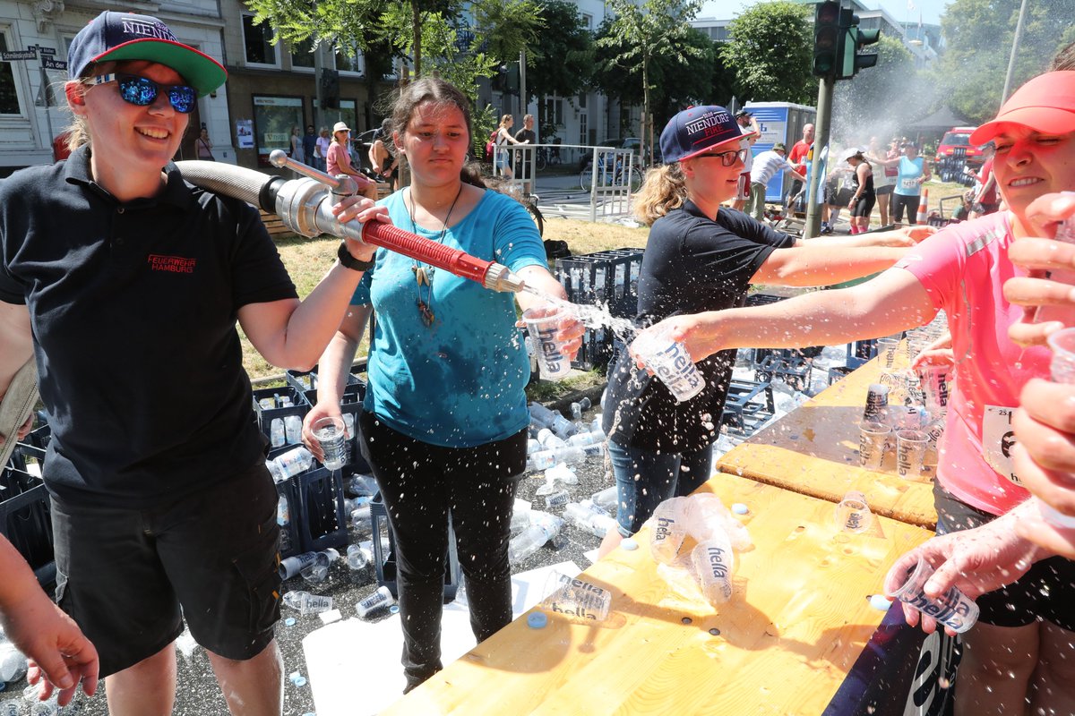Thomas_BILDde's tweet image. AKTUELL 
#Hamburg – Ausgerechnet beim #HellaHalbmarathon: Wasser-Notstand! Die @FeuerwehrHH rettet bei 33 Grad die Läufer, hat schnell Löschschläuche verlegt und füllt so Flaschen und Trinkbecher! #StGeorg #AnDerAlster
