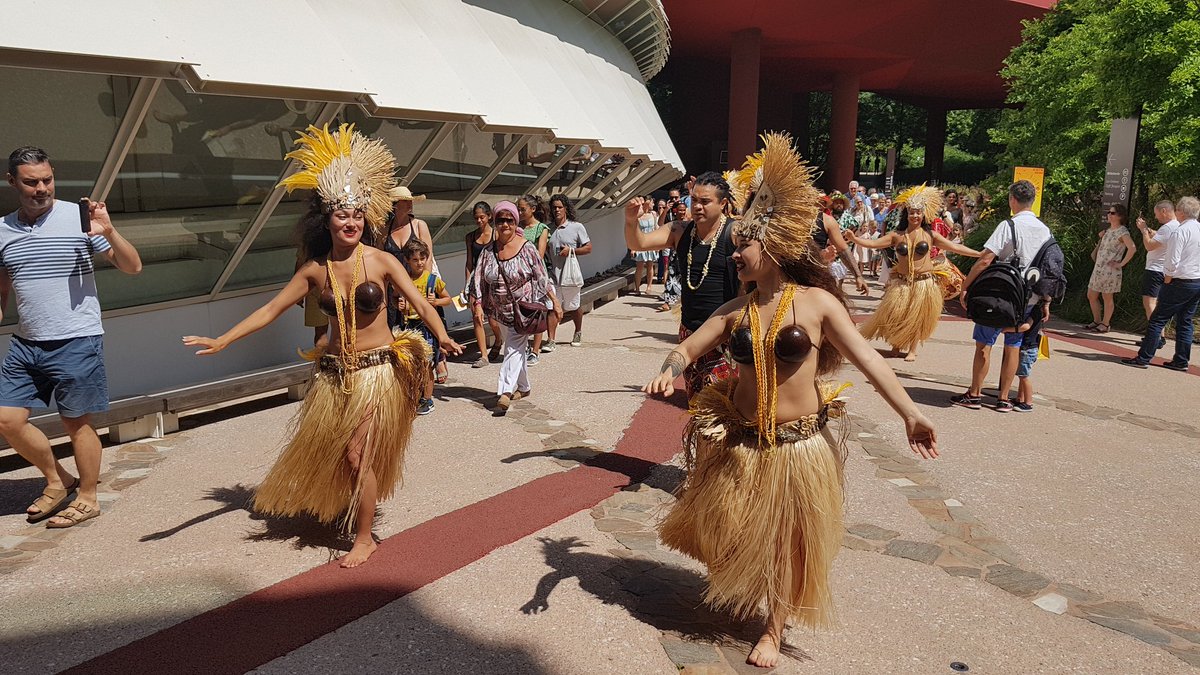 quaibranly's tweet photo. Découvrez les danses polynésiennes par les danseurs et musiciens de la troupe Hotu Rau Ori aujourd'hui à 14h et 16h. #gratuit #WeekEndOceanie https://t.co/1tOKRfyMmj