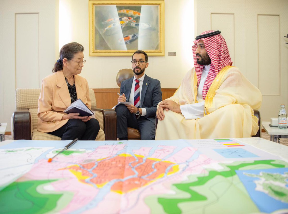 OKAZ_online's tweet photo. التقى ولي العهد ناجية من القنبلة الذرية في هيروشيما والتي سردت له مشاهداتها قبل وأثناء وبعد القصف بالقنبلة
#عكاظ #ولي_العهد_في_اليابان
#ولي_العهد_في_قمة_العشرين  #G20
 https://t.co/m6FuP6fep0 https://t.co/lPYpSxUhV2