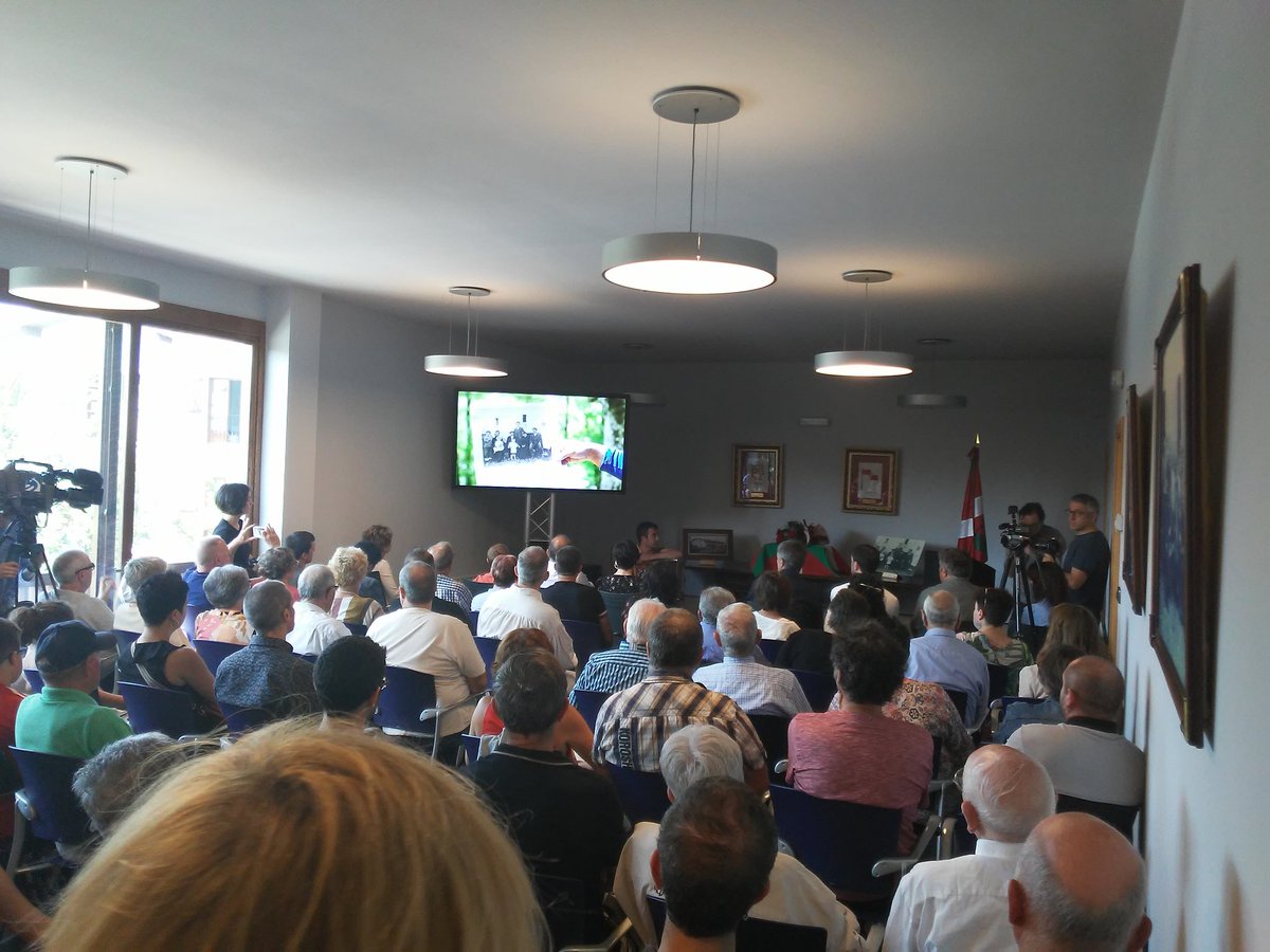 Marcelo Lasa Zeberio gogoratuz Olaberriko udal aretoa herritarrez beteta, senideei elkartasunik beroena eskaintzeko. Faxismok afusilatutako gaztearen senideek larogei urteotan ezagutu ez duten egia eta izan ez duten aitortza, herritik bertatik jasotzen has dezaten.