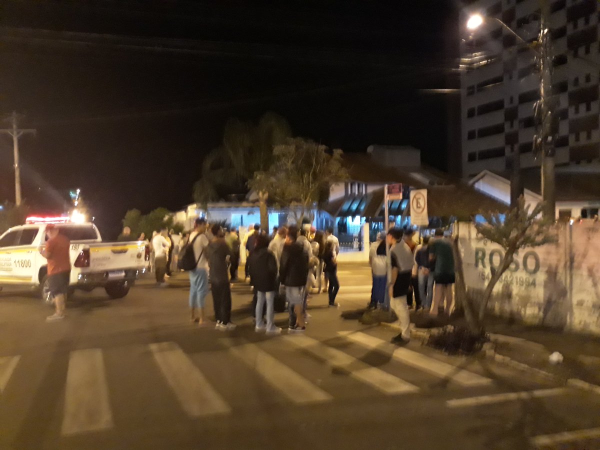 tua_alvorada's tweet photo. 🚨🚨🚨 Família marauense vive momentos de tensão em assalto ocorrido na noite  deste sábado, 29/06. Proprietários de residência foram feitos reféns. Um  homem morreu e outro ficou ferido em troca de tiros com a polícia. 😳 https://t.co/LcDHzF47AQ https://t.co/oFg0BrQsZv