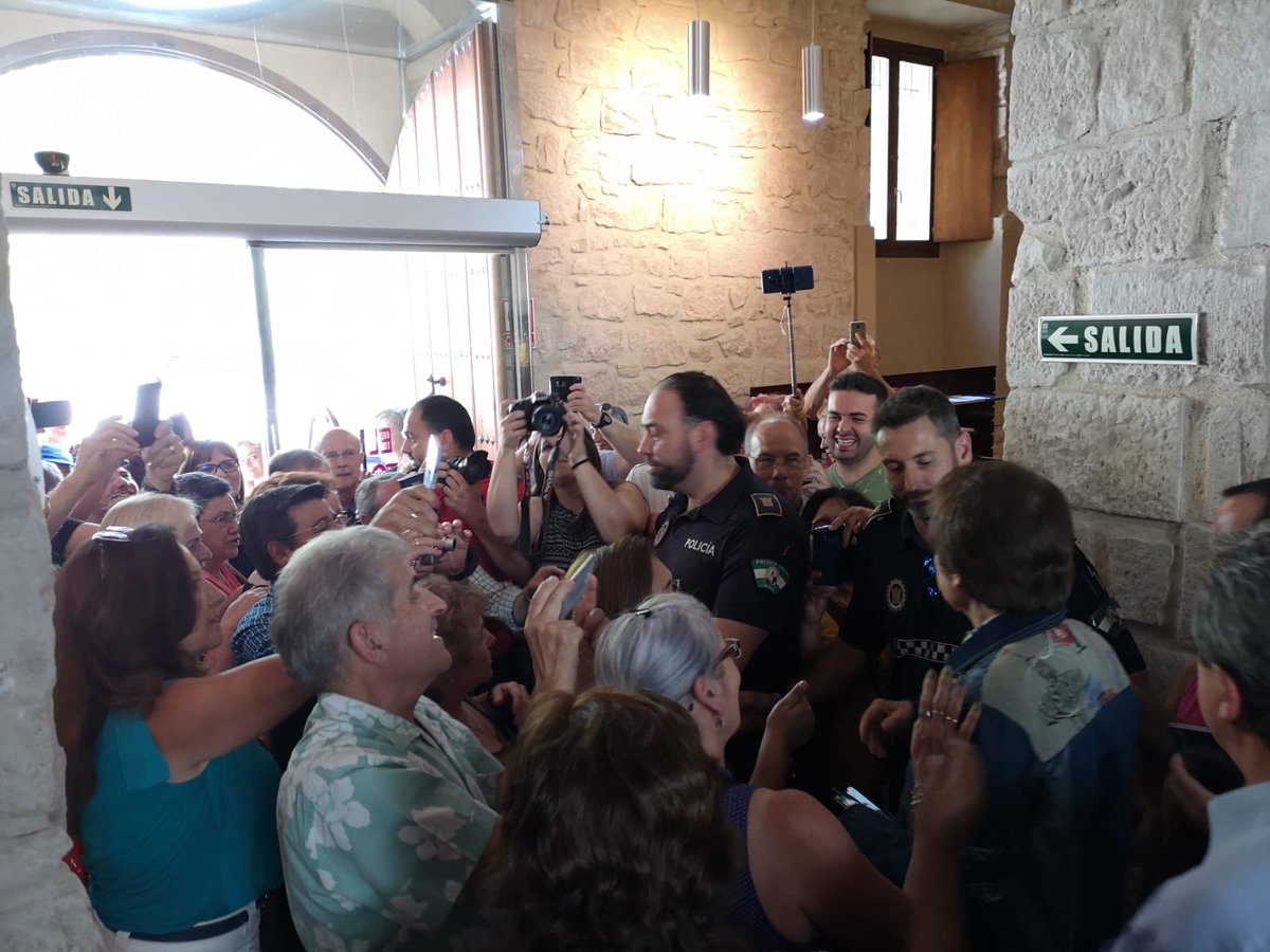 <a href="/raphaelnet_com/">RAPHAELNET.COM</a> Antes de su concierto en la plaza de toros linarense <a href="/RAPHAELartista/">𝗥𝗔𝗣𝗛𝗔𝗘𝗟</a> visitó el <a href="/MuseoRaphael/">Museo de Raphael</a> donde fue recibido por toda la corporación del Ayuntamiento de Linares <a href="/TurismoLinares/">Turismo Linares</a>  y numerosos fans que se agolparon en la puerta del recinto para poder saludar a su