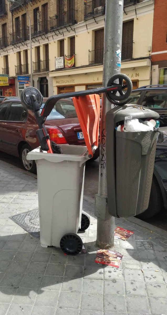 bydiox's tweet photo. Desde la primera línea de fuego @cvazper me manda este impactante documento gráfico. Y es que en toda guerra siempre hay bajas. La batalla por Madrid Central ha comenzado #apartinetes https://t.co/cOEwWTb7Ec