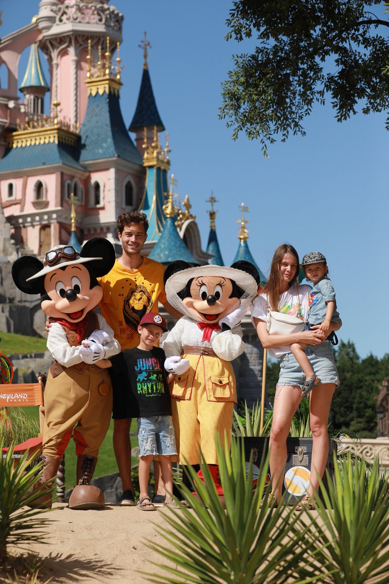 DisneyphileLIVE's tweet photo. (People) Arnaud Ducret, @Arthur_Officiel, @Carodemaigret et #ChicoLachowski ont participé au lancement du Festival du Roi Lion &amp; de la Jungle à Disneyland Paris. #DisneyWildFestival https://t.co/bvBJM0pQNz