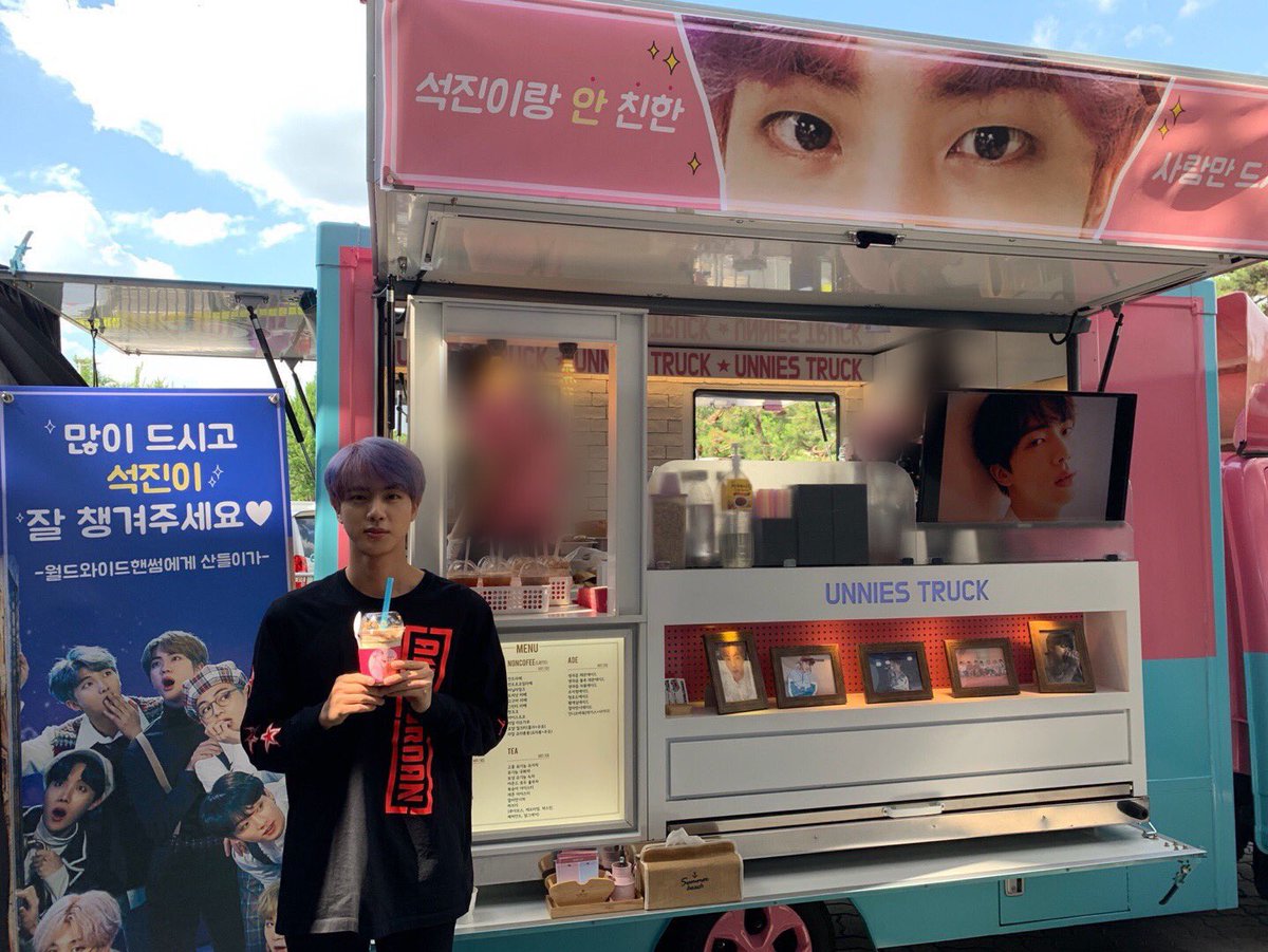 army_army_12's tweet photo. If I meet you by accident or if I see you outside I will run go to hug you even though there is something wrong with me I’m not afraid I will run to hug you and tell you that ‘ I love you ‘ ❤️ @BTS_twt #seokjin #jin #jinisperfect #jinismyeverything #nojinnolife https://t.co/bOQTgUCPMj