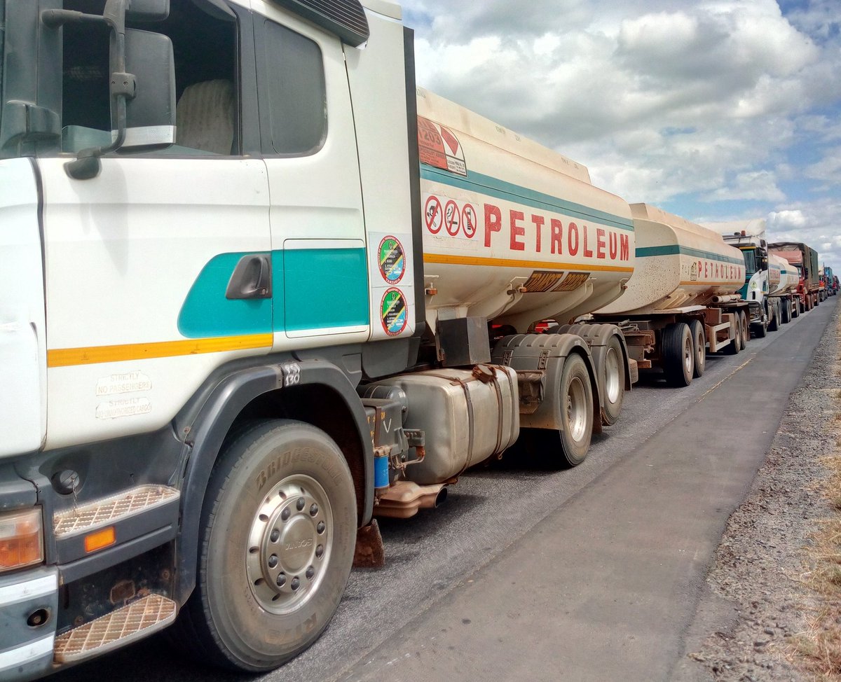 Takribani Dakika zaidi ya 40 wasafiri wa mikoani wamekwama katika eneo la Vigwaza mkoa wa Pwani kutokana na kinachelezwa kuwa ni ajali hali ambayo bado inawapa maswali wasafiri na watumiaji wa barabara kuu ya Dar es salam-Mbeya.
#safiri_salama
#tamwa_
#ajalisasabasi