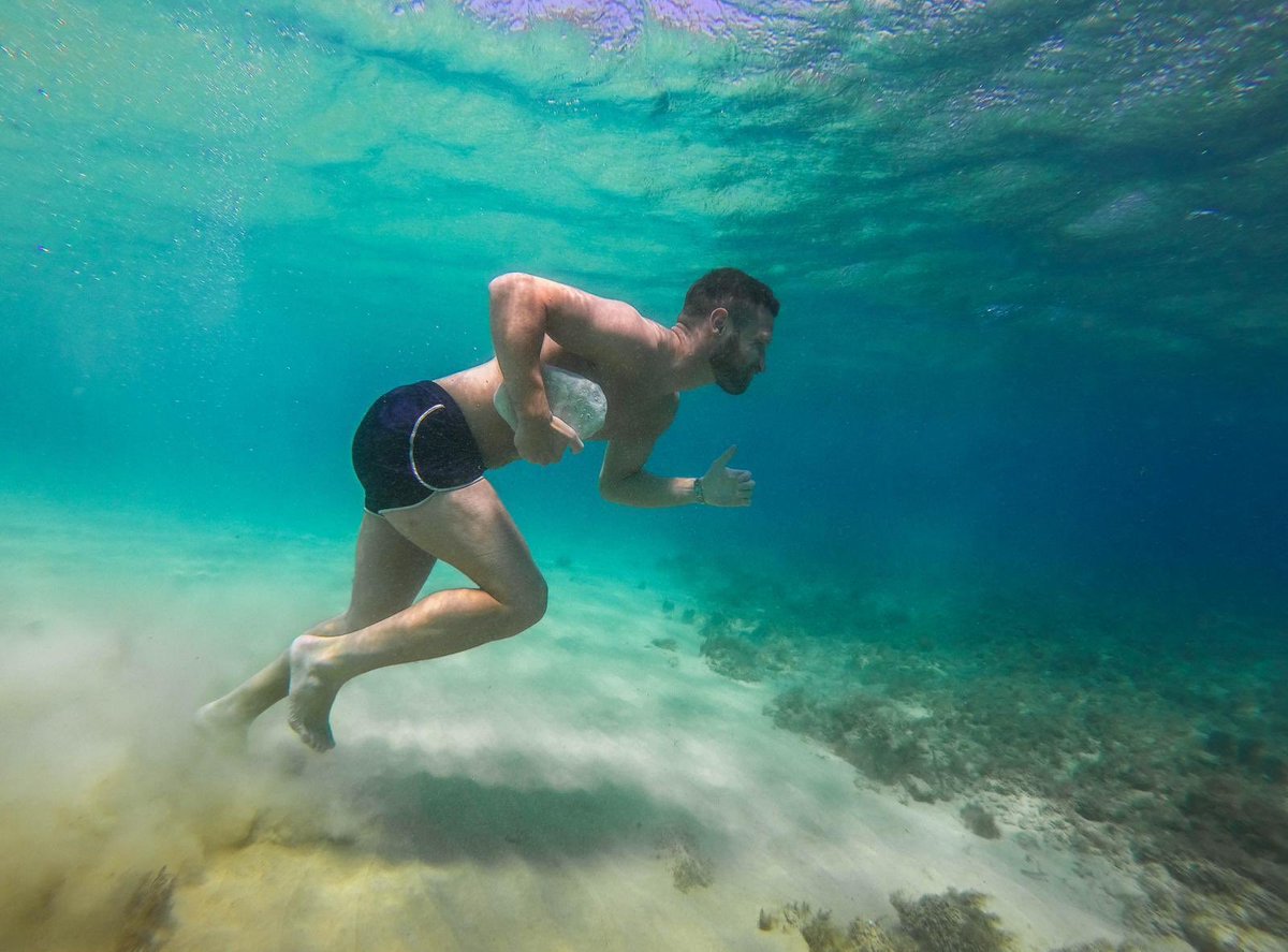 🔙🔛🔝The best place to work in silence is underwater 🤫💪🏼 #sm20