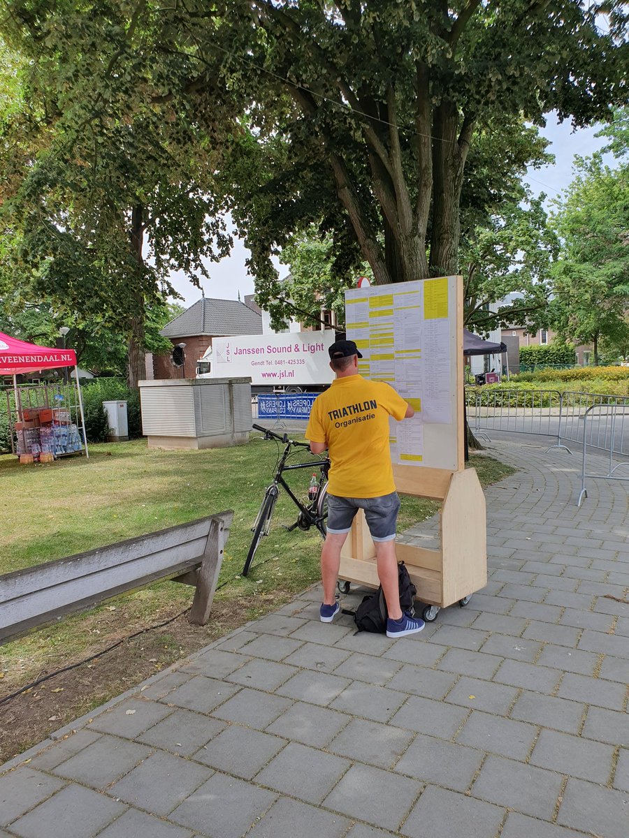 TriathlonGendt's tweet photo. We zijn er klaar voor. Prachtig weer, lekker windje en atleten die staan te popelen. Ook onze speaker Alwin zet de laatste puntjes op de -i- En dank aan @SportVeenendaal Succes allen https://t.co/wkyibxCH8e