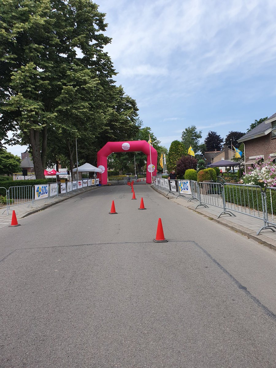 TriathlonGendt's tweet photo. We zijn er klaar voor. Prachtig weer, lekker windje en atleten die staan te popelen. Ook onze speaker Alwin zet de laatste puntjes op de -i- En dank aan @SportVeenendaal Succes allen https://t.co/wkyibxCH8e