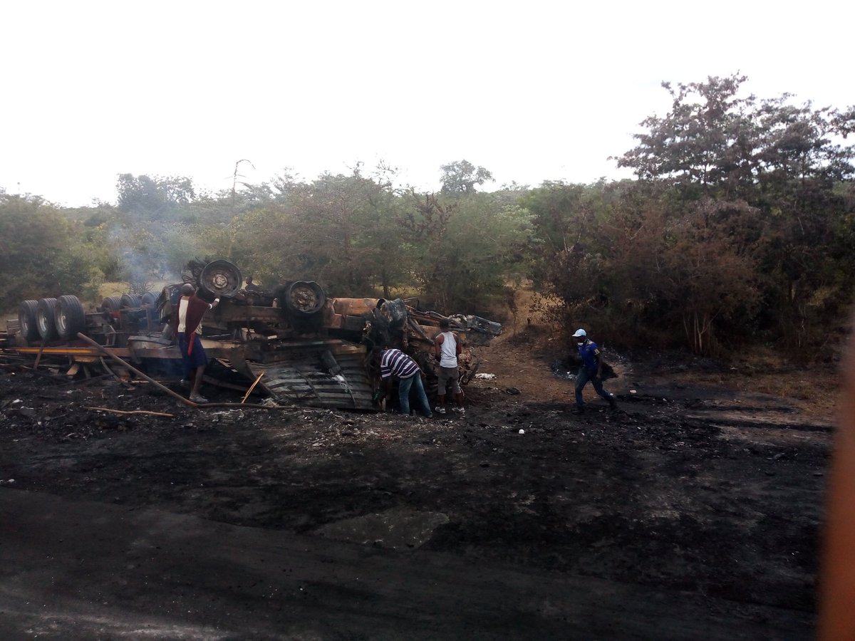 Pcontact5's tweet photo. Watuamiaji wa Barabara kuu kutoka Dar es salam-Mbeya wakumbwa na bumbuwazi baada ya kukwama njiani kwa muda wa zaidi ya saa moja na nusu kutokana ajali ilihusisha magari mawili ya mizigo kugongana na kuwaka na kuteketea kwa moto
@safiri_salama
#ajalisasabasi
@TAMWA_ 
@UNRSC https://t.co/JU9PSUqMP5