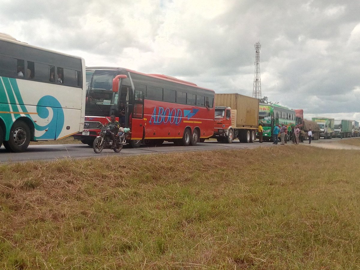 Watuamiaji wa Barabara kuu kutoka Dar es salam-Mbeya wakumbwa na bumbuwazi baada ya kukwama njiani kwa muda wa zaidi ya saa moja na nusu kutokana ajali ilihusisha magari mawili ya mizigo kugongana na kuwaka na kuteketea kwa moto
<a href="/safiri_salama/">Safiri Salama</a>
#ajalisasabasi
<a href="/TAMWA_/">Tanzania Media Women</a> 
<a href="/UNRSC/">UN Road Safety</a>