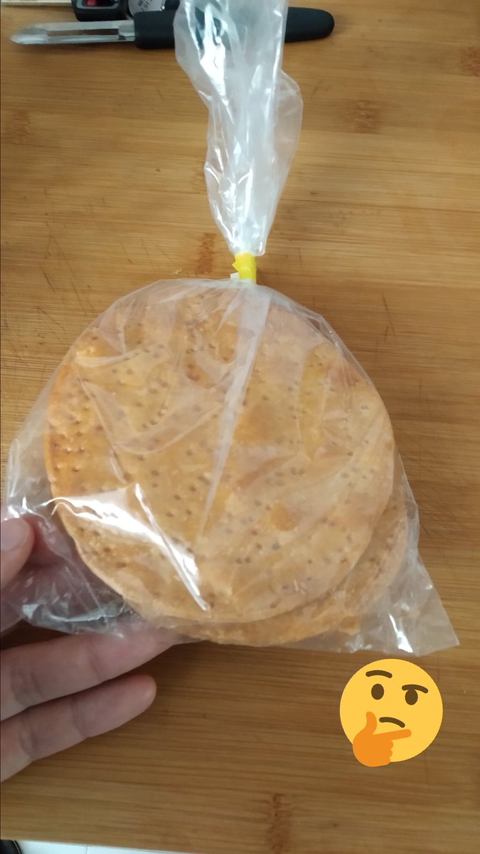 Me han traído una bolsa de crespillos de Cartagena y ahora no sé si racionarla cual náufrago para que me dure o zampármela de una sentada. #Dudas #Carpanta