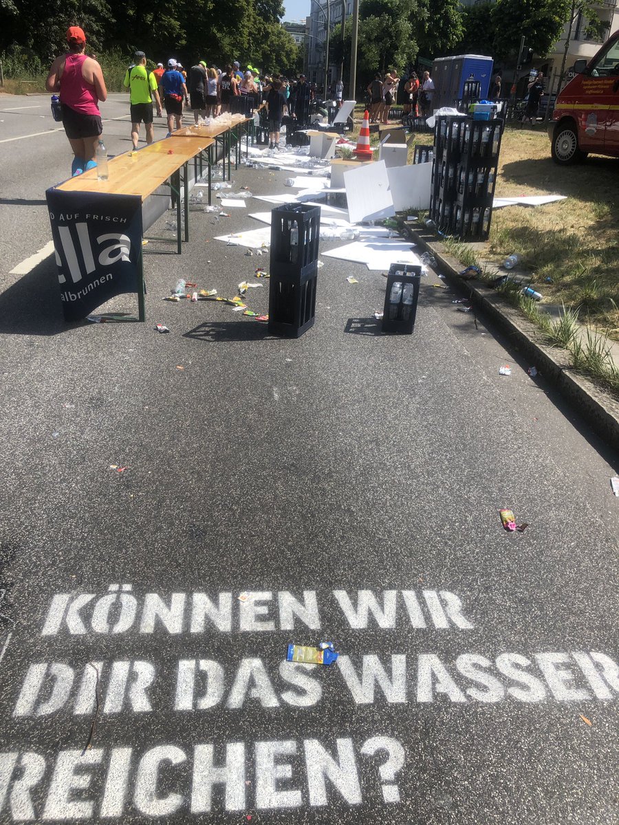 proebstin's tweet image. Sorry  #hellahalbmarathon das war ein Witz. Wasser leer ab der 1. Station. Dank an die Feuerwehr. Schlechteste Laufveranstaltung ever. Nie wieder Hamburg.